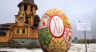 Как Барнаул украшали к Пасхе огромными яйцами в 2017 и 2018 году.