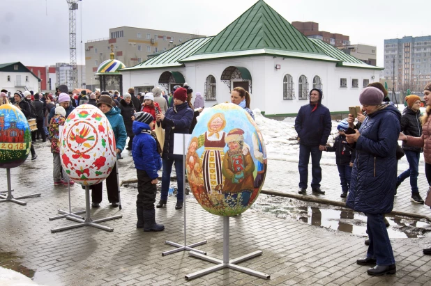 Как Барнаул украшали к Пасхе огромными яйцами в 2017 и 2018 году.