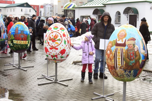 Как Барнаул украшали к Пасхе огромными яйцами в 2017 и 2018 году.