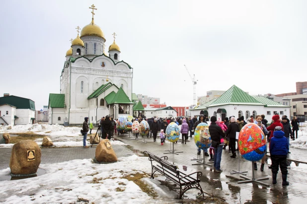 Как Барнаул украшали к Пасхе огромными яйцами в 2017 и 2018 году.