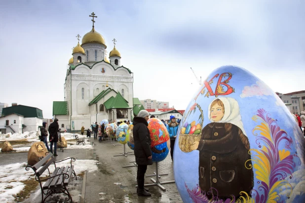 Как Барнаул украшали к Пасхе огромными яйцами в 2017 и 2018 году.