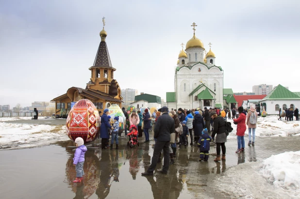 Как Барнаул украшали к Пасхе огромными яйцами в 2017 и 2018 году.