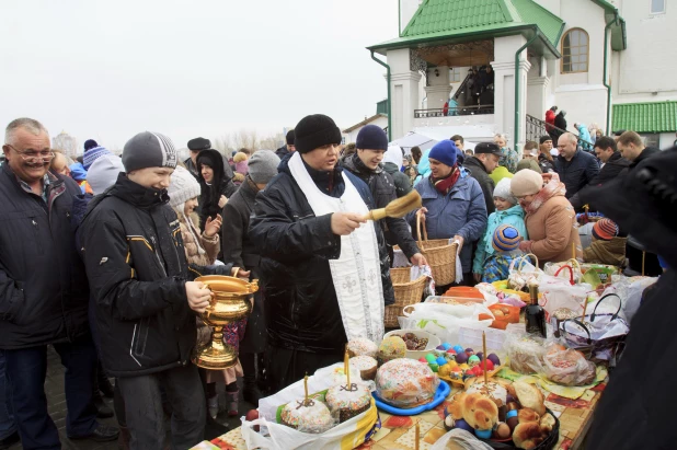 Как Барнаул украшали к Пасхе огромными яйцами в 2017 и 2018 году.