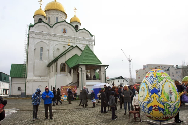 Как Барнаул украшали к Пасхе огромными яйцами в 2017 и 2018 году.