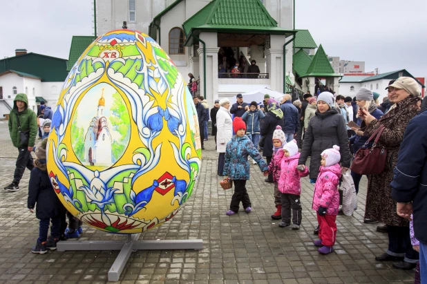 Как Барнаул украшали к Пасхе огромными яйцами в 2017 и 2018 году.