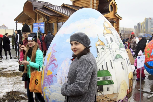 Как Барнаул украшали к Пасхе огромными яйцами в 2017 и 2018 году.