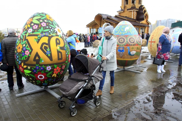 Как Барнаул украшали к Пасхе огромными яйцами в 2017 и 2018 году.