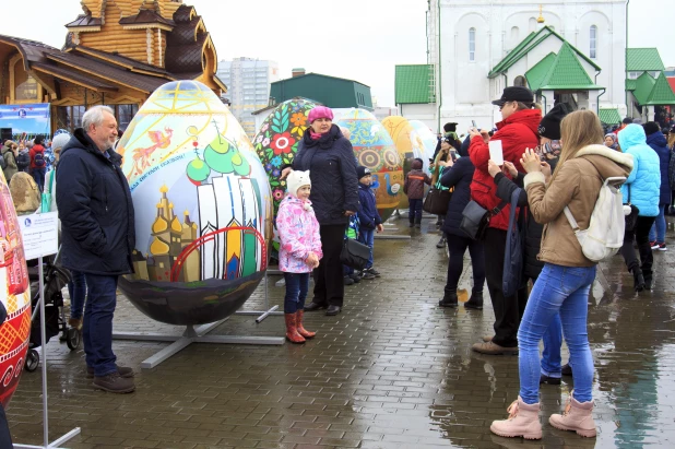 Как Барнаул украшали к Пасхе огромными яйцами в 2017 и 2018 году.