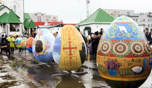 Как Барнаул украшали к Пасхе огромными яйцами в 2017 и 2018 году.