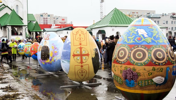 Как Барнаул украшали к Пасхе огромными яйцами в 2017 и 2018 году.