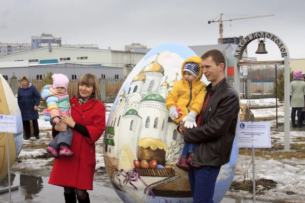 Как Барнаул украшали к Пасхе огромными яйцами в 2017 и 2018 году.