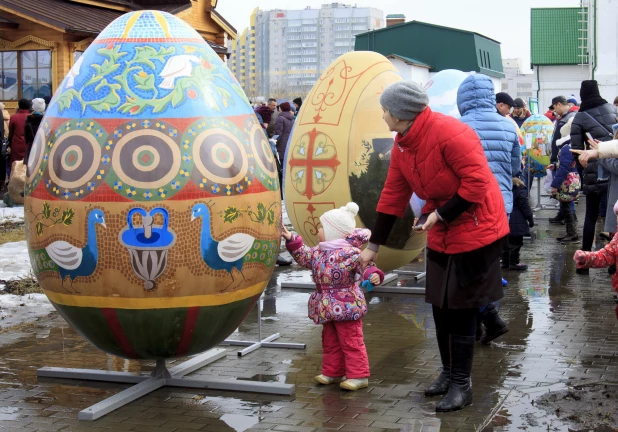 Как Барнаул украшали к Пасхе огромными яйцами в 2017 и 2018 году.