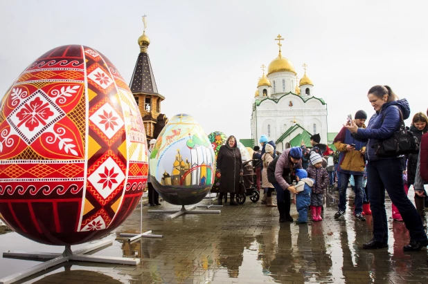 Как Барнаул украшали к Пасхе огромными яйцами в 2017 и 2018 году.