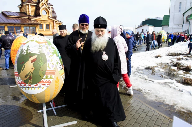 Как Барнаул украшали к Пасхе огромными яйцами в 2017 и 2018 году.