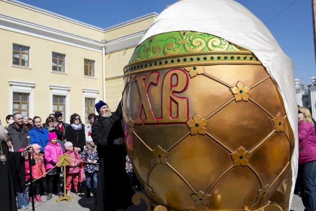 Как Барнаул украшали к Пасхе огромными яйцами в 2017 и 2018 году.