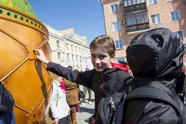 Как Барнаул украшали к Пасхе огромными яйцами в 2017 и 2018 году.