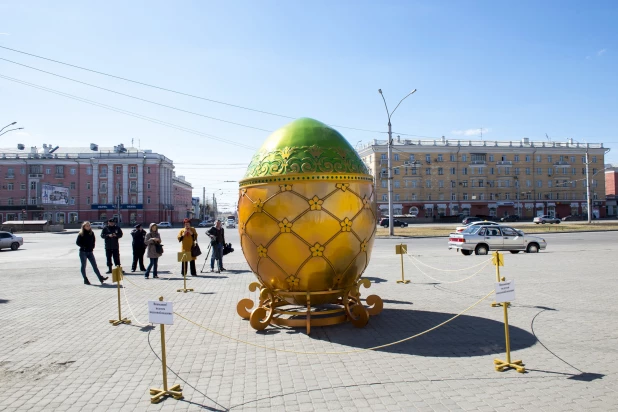 Как Барнаул украшали к Пасхе огромными яйцами в 2017 и 2018 году.