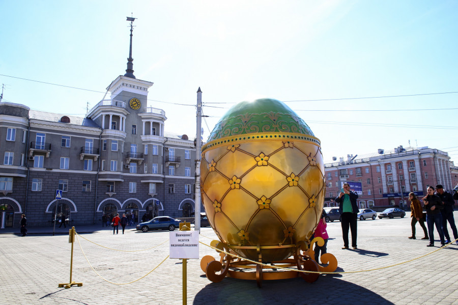 Как Барнаул украшали к Пасхе огромными яйцами в 2017 и 2018 году.