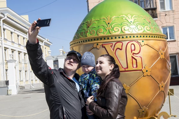 Как Барнаул украшали к Пасхе огромными яйцами в 2017 и 2018 году.