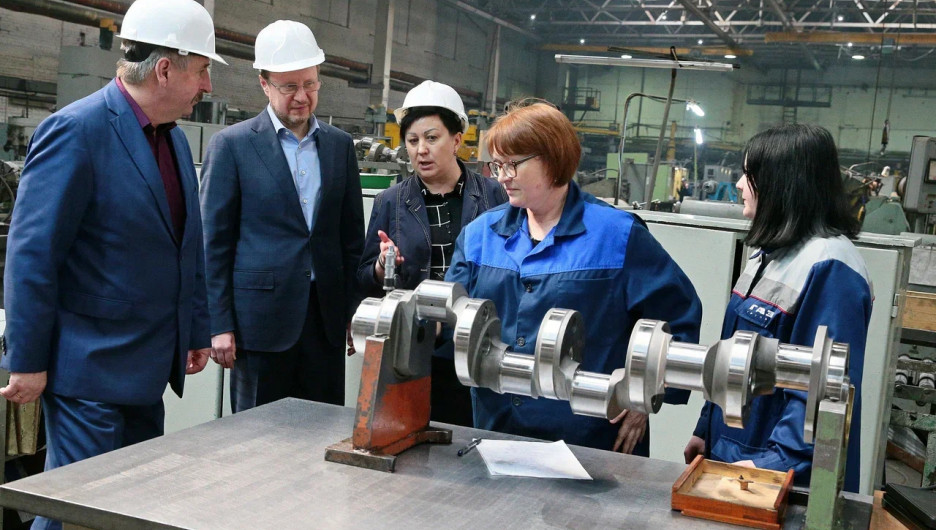 Виктор Томенко посетил уникальный завод, изготавливающий двигатели для военной техники.