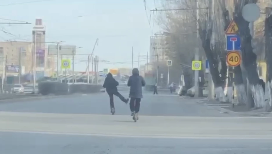 В Барнауле дети ездят на самокатах по проезжей части