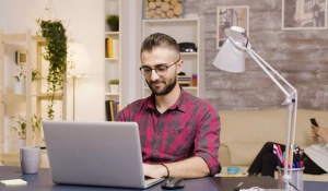 Мужчина работает за ноутбуком.
