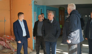 Александр Романенко проконтролировал капитальный ремонт школ Барнаула.