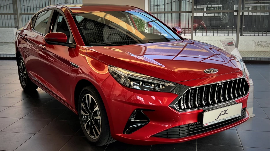 Большой лифтбек JAC J7.