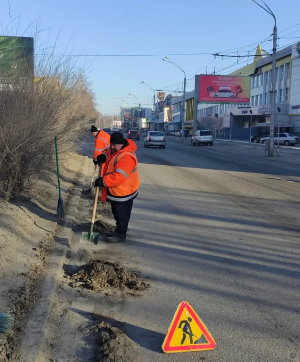 Дорожная служба Барнаула приводит в порядок остановки, улицы и тротуары.