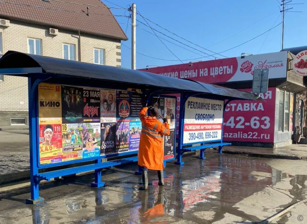 Дорожная служба Барнаула приводит в порядок остановки, улицы и тротуары.