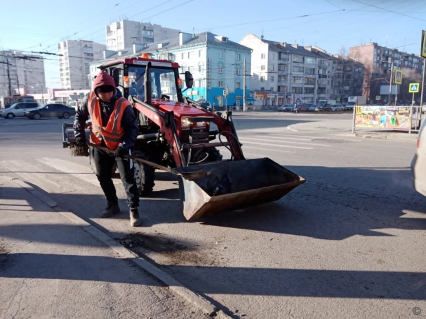 Дорожная служба Барнаула приводит в порядок остановки, улицы и тротуары.