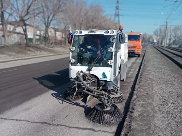 Дорожная служба Барнаула приводит в порядок остановки, улицы и тротуары.