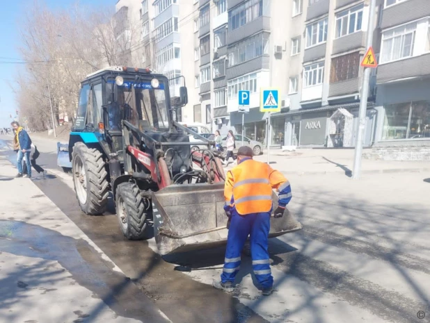 Дорожная служба Барнаула приводит в порядок остановки, улицы и тротуары.