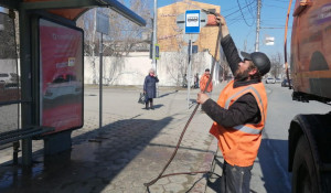 Дорожная служба Барнаула приводит в порядок остановки, улицы и тротуары.