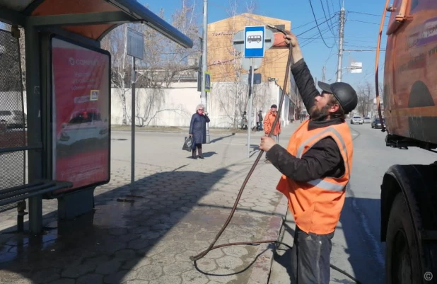 Дорожная служба Барнаула приводит в порядок остановки, улицы и тротуары.