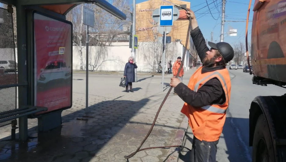 Дорожная служба Барнаула приводит в порядок остановки, улицы и тротуары.