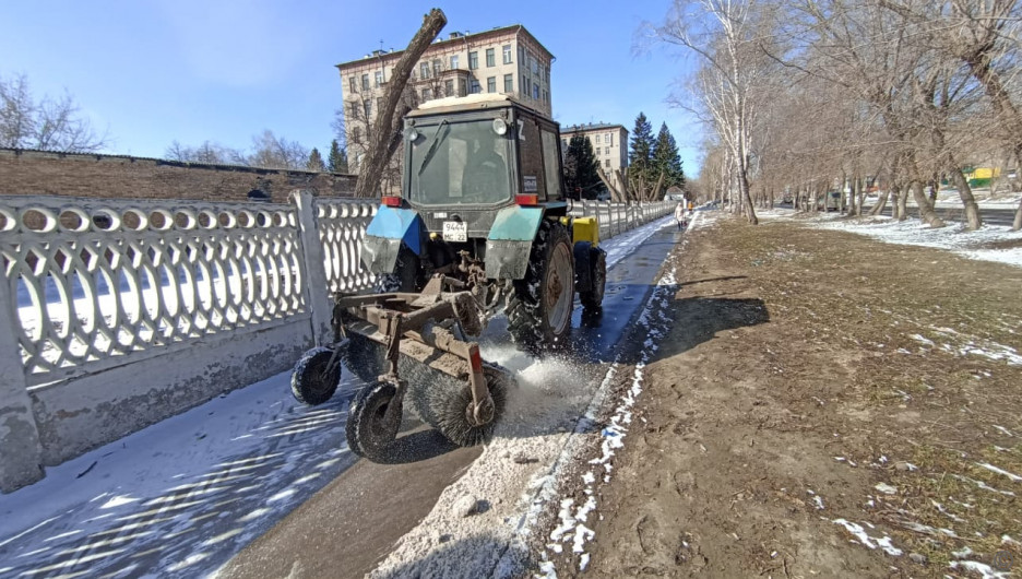 В Барнауле продолжают очистку тротуаров, лестниц и пешеходных дорожек