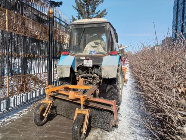 В Барнауле продолжают очистку тротуаров, лестниц и пешеходных дорожек.