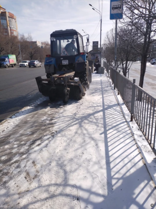 В Барнауле продолжают очистку тротуаров, лестниц и пешеходных дорожек.