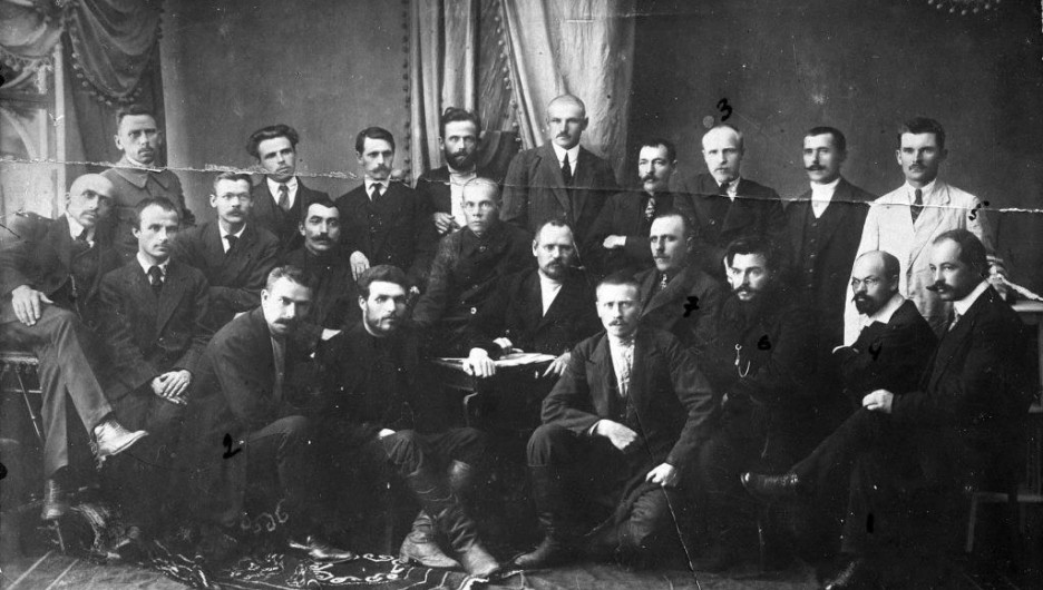 Инструкторская коллегия Алтайского союза кооперативов. Сидят: третий слева – Иван Зобачев, крайний справа – Матвей Цаплин, фото 1917 года.