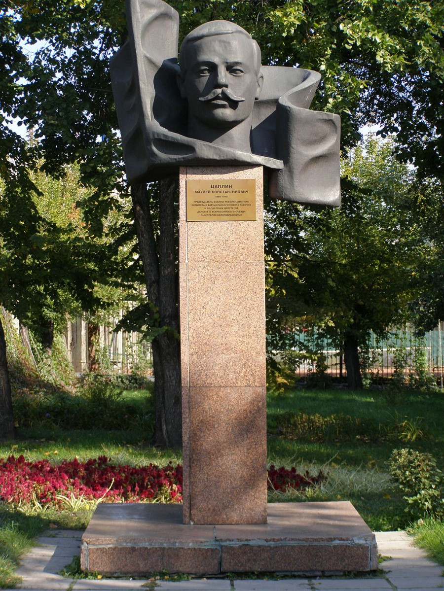 Памятник Матвею Цаплину в Барнауле на пр. Ленина.