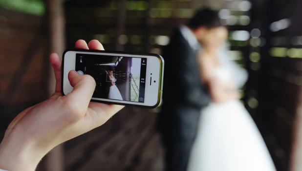 Смартфон, свадебное фото.