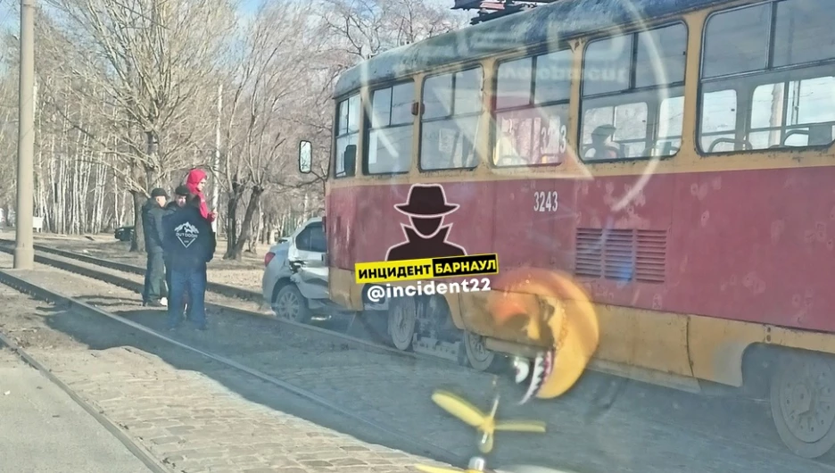 В Барнауле произошло ДТП с участием трамвая
