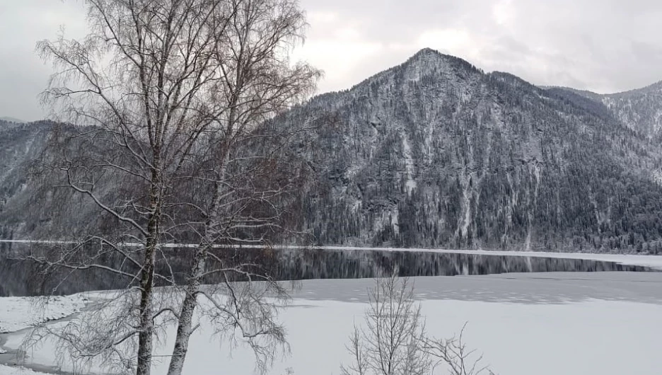 Телецкое озеро засыпало снегом.