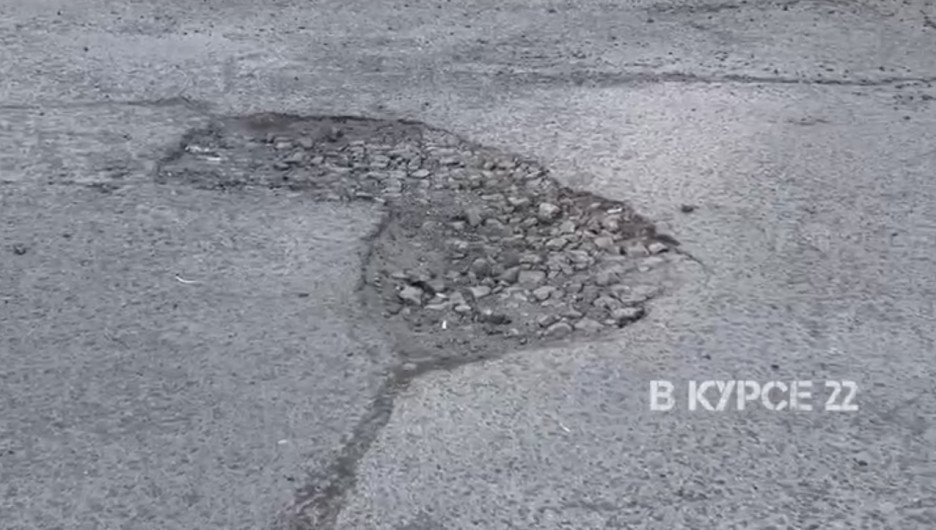Барнаульские водители пожаловались на ямы на дорогах