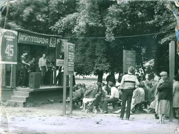 ВИА «ТЭЦ-2» на агитплощадке Октябрьского района, фото начала 1980 годов.