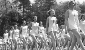 Гимнастки в мини-платьях из Союза немецких девушек