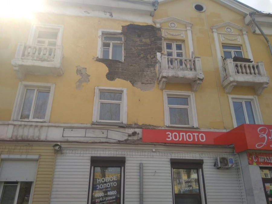 Обрушившийся фасад здания на Ленина, 131.