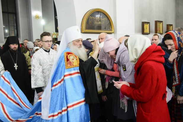 Торжественное богослужение в Александро-Невском соборе.