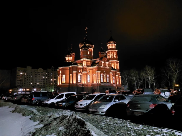 Торжественное богослужение в Александро-Невском соборе.